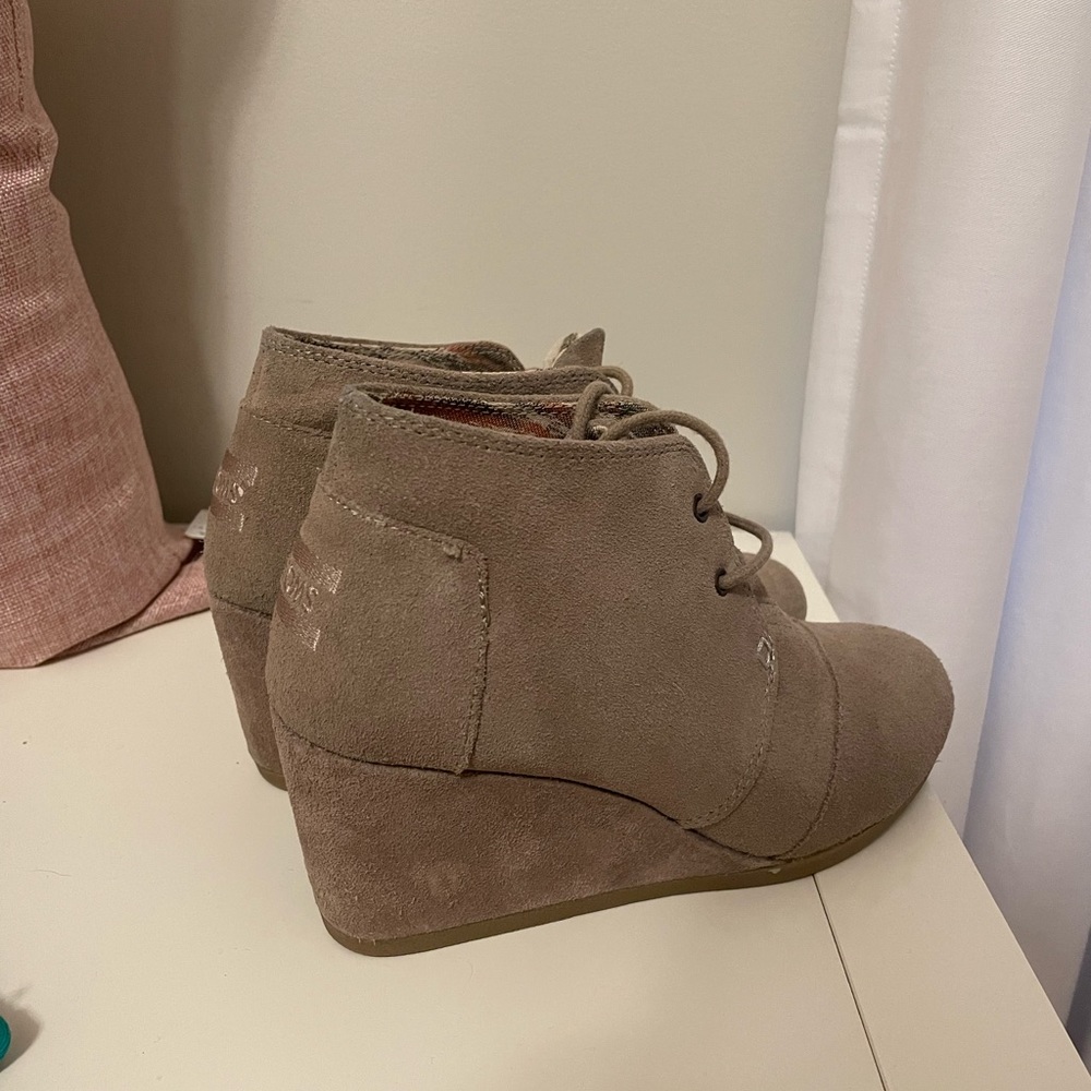 Toms wedge shoe in Size 7